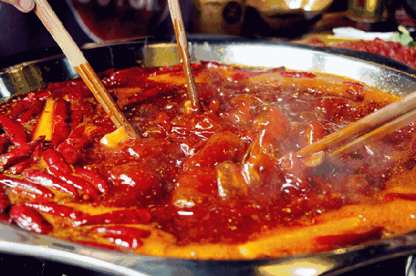 在咱们大成都就应该吃不一样的重庆火锅 那香辣辣的味道 升级版渣渣老