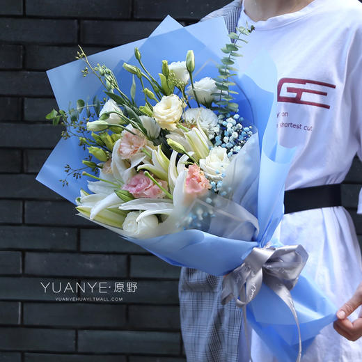 白玫瑰洋桔梗百合混搭花束 商品图0
