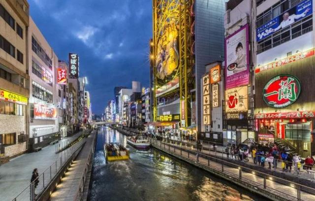 心斋桥作为大阪最大的繁华街,集中了许多精品屋和专卖店,从早到晚熙熙