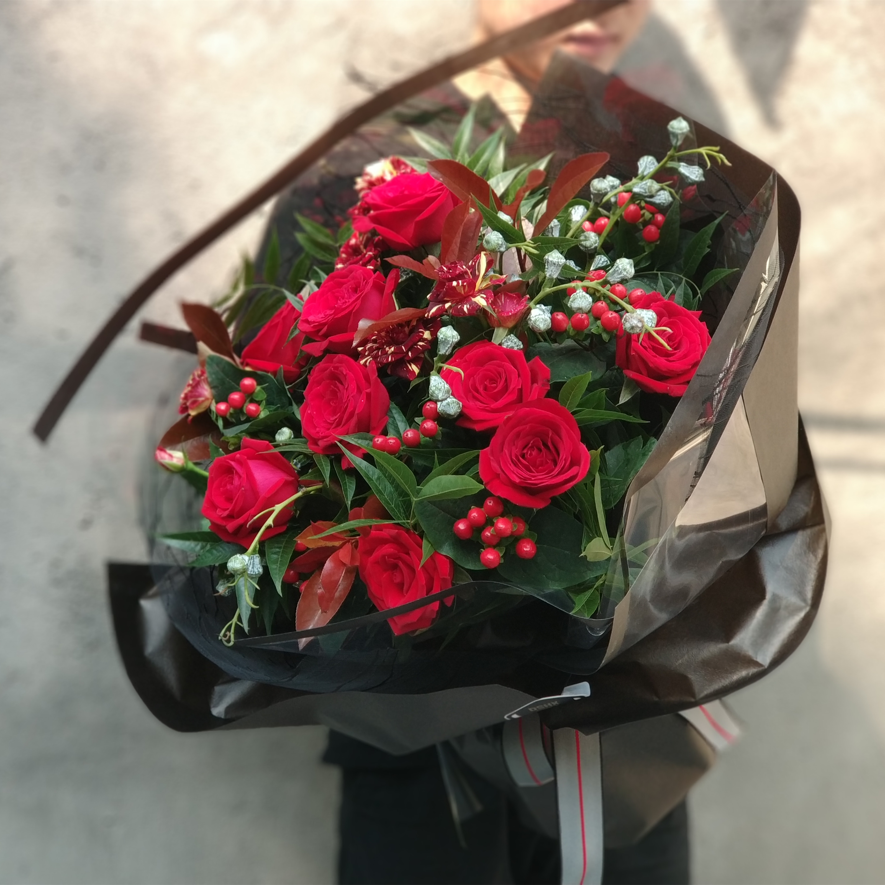 都是浮云 主花材:红玫瑰,红豆 配送范围:满200长沙市二环内免费配送