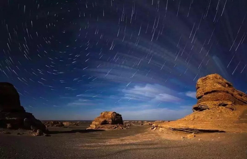 探寻戈壁深处的 雅丹魔鬼城风蚀地貌奇景