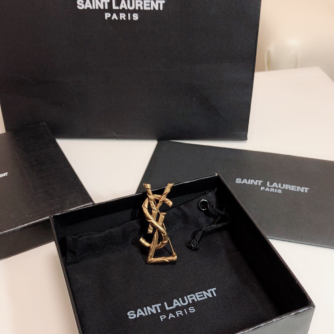 【ysl】金色字母胸针,男女同款