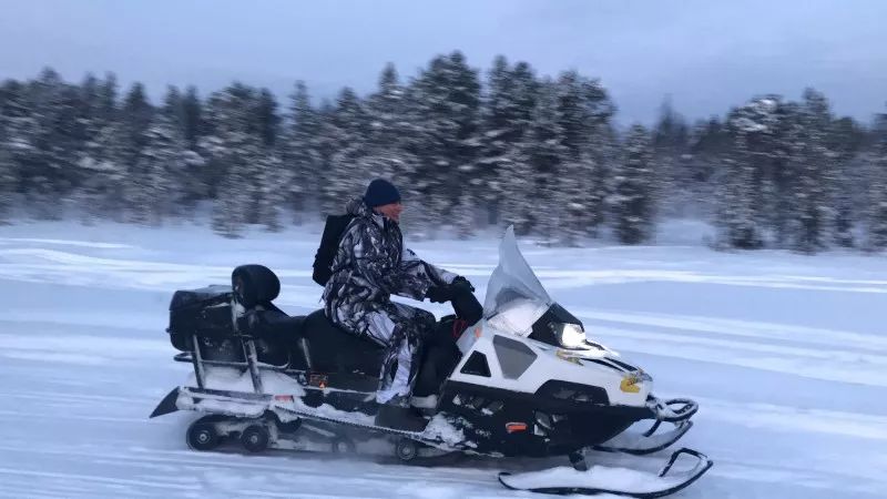 各种让你热血沸腾的极地冰雪项目 骑上雪地摩托,感受履带与冰雪的