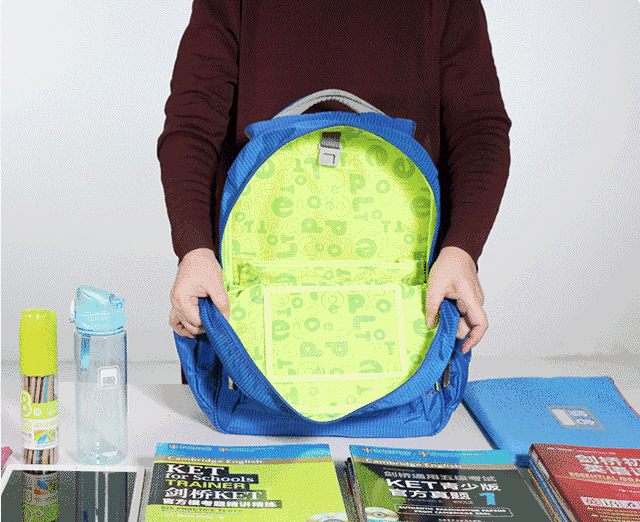 书包内部的 容量足够大,还有贴心的大小不同的分层, 方便收纳不同