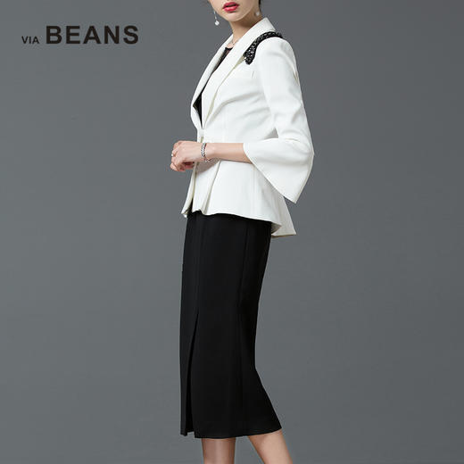 VIA BEANS 翻领肩订珠喇叭袖西装外套\8921010007 商品图2