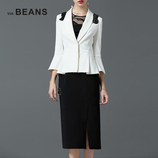 VIA BEANS 翻领肩订珠喇叭袖西装外套\8921010007 商品图0