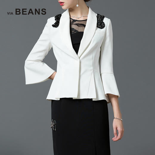 VIA BEANS 翻领肩订珠喇叭袖西装外套\8921010007 商品图1