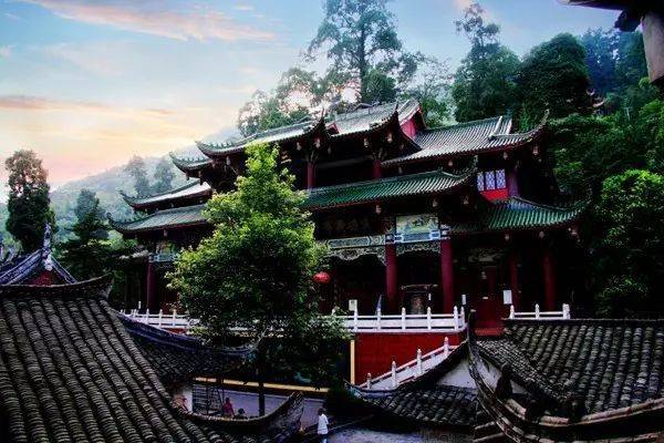 鹤鸣山因"山形似鹤,山藏石鹤,山栖仙鹤"得名