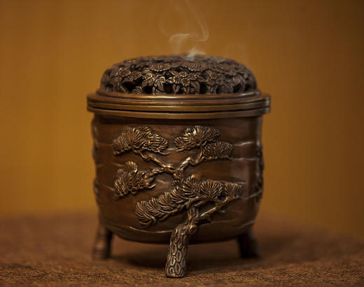 松梅竹三足铜香炉 商品图1