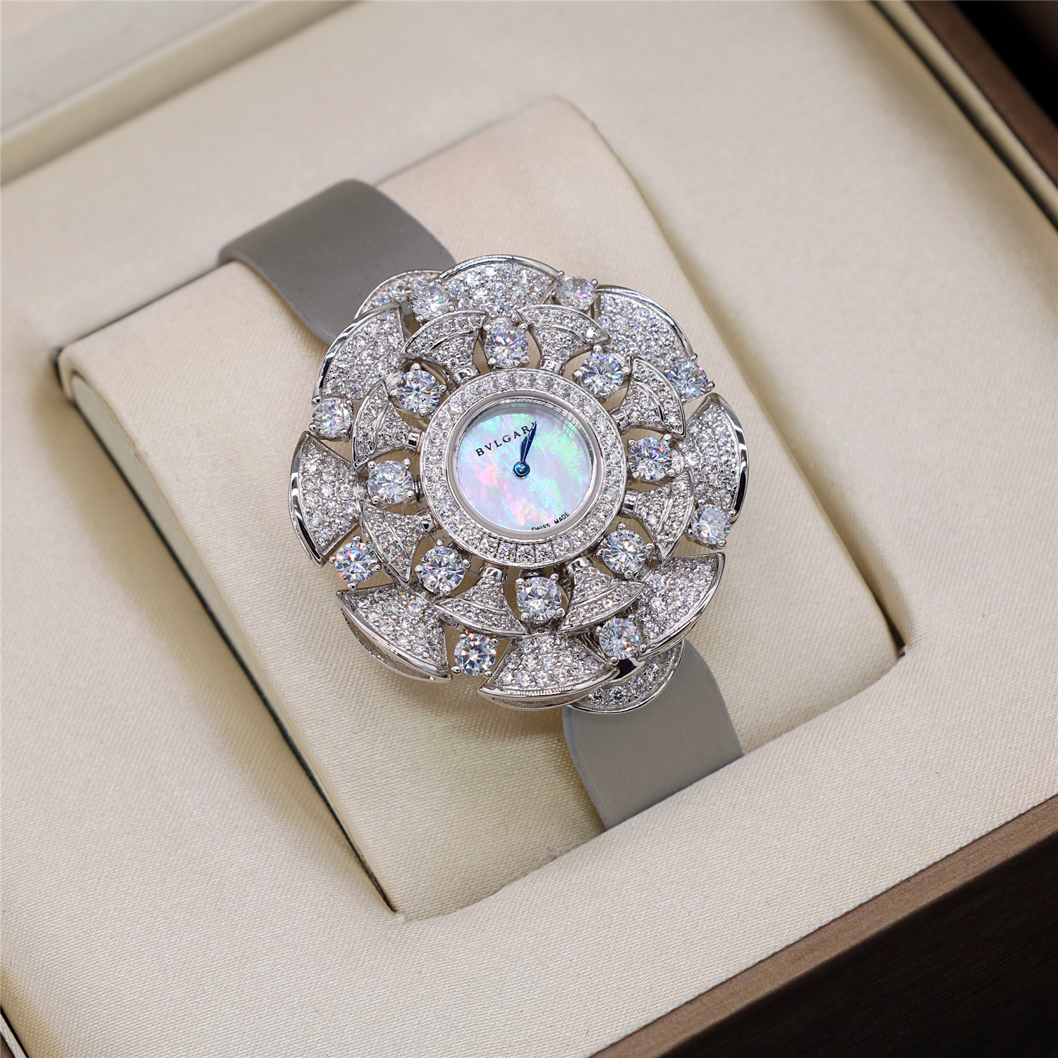 编码bvb宝格丽diva花型满钻石英手表