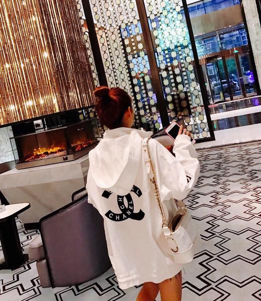 点此购买 Chan*l 日本复古连帽白色轮廓牛仔衣 102752 太古 商品图7