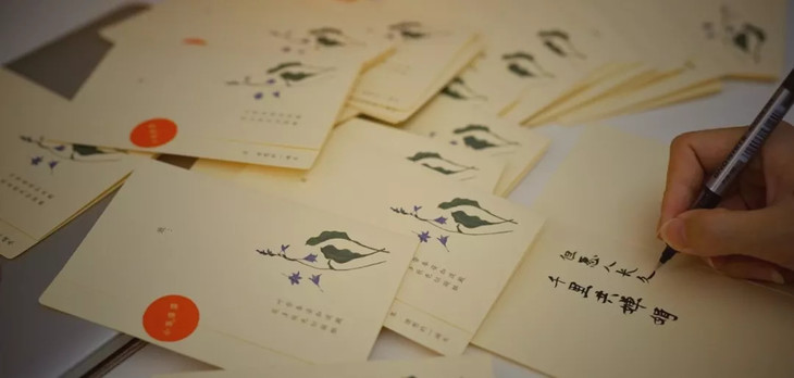 内附一张手写的祝福卡片,也可以留言给小茶婆婆,代为书写,让你的礼物