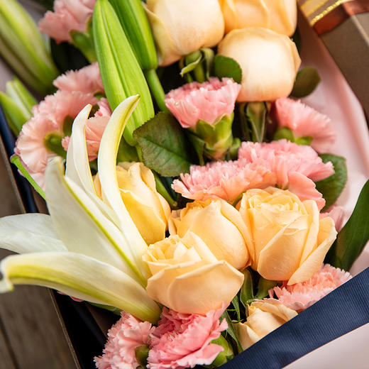 【清新欲滴的鲜花24朵，盒装更显高贵！8款热卖蛋糕任选】馨语心愿，所愿成真（广州海珠、花都） 商品图2