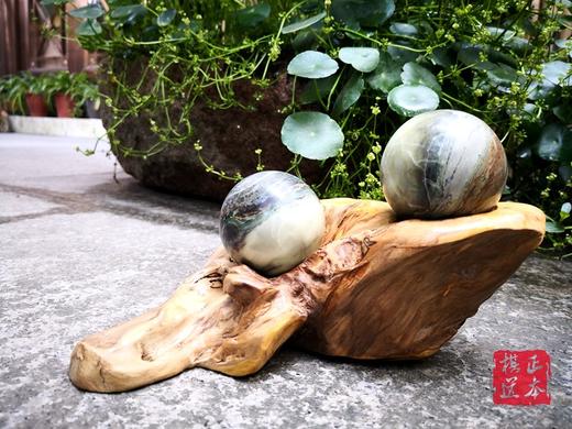 围棋周边产品缅甸软七彩玉围棋手玩 围棋保健球 2只一对 含实木底 商品图1