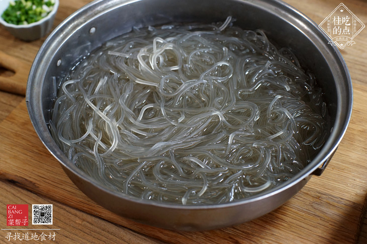 100%纯旱藕粉.粉条有良好的附味性,能吸收各种鲜美汤料的味道.