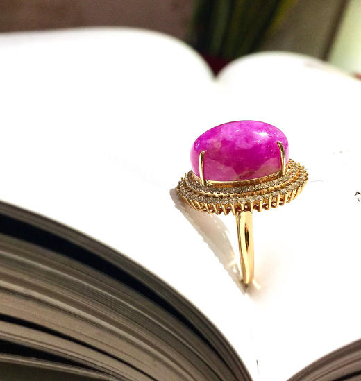 舒俱来金钻镶嵌樱花粉戒指 商品图3