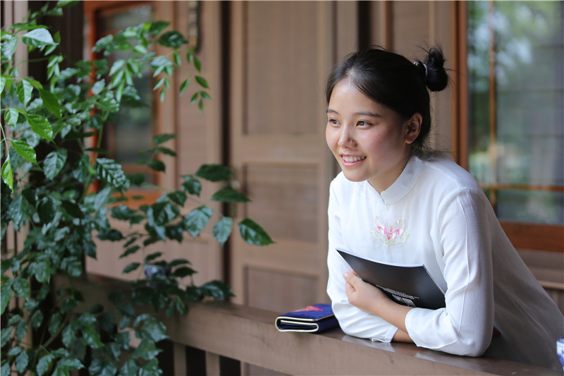 山谷居民原创品牌苗绣女装——莞尔