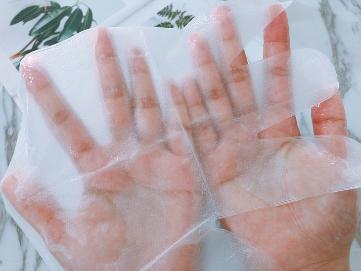 【推文】这款变态手膜,20分钟敷出白嫩双手,让手"喝足8杯水",千万少妇