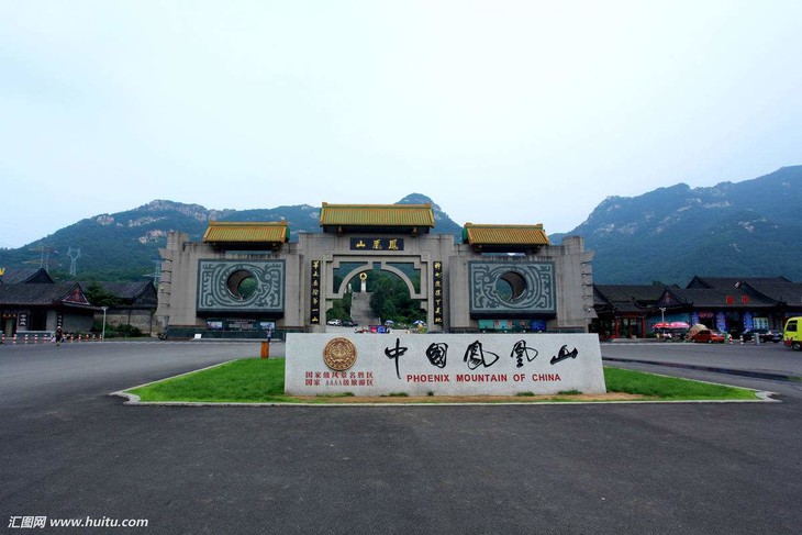 旅游大巴前往位于丹东凤城市,素有东北历险 名山之称的——