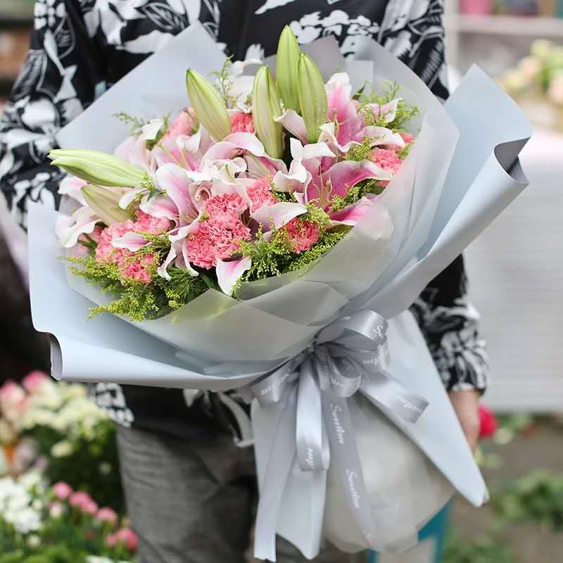 【百合花】5枝百合,16支粉色康乃馨,配草黄英