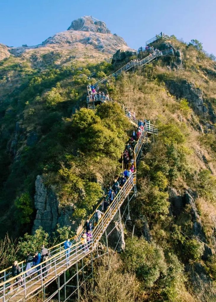 主峰海拔1417米,为广东第八高峰,素有 南粤小华山"与 广东第一险峰"