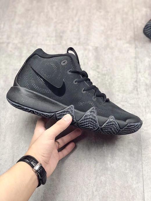 点此购买  Nike Kyrie 4NCAA 欧文 黑金德鲁大叔 商品图0