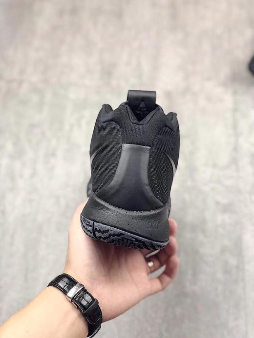 点此购买  Nike Kyrie 4NCAA 欧文 黑金德鲁大叔 商品图8
