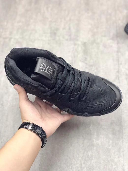点此购买  Nike Kyrie 4NCAA 欧文 黑金德鲁大叔 商品图3