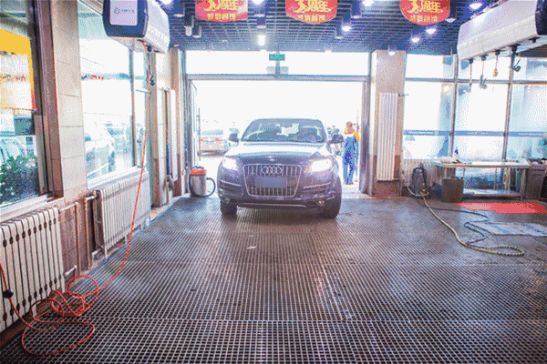 普通洗车店中传统的洗车方式 只是清洗车辆的表面 很多角落,缝隙和不