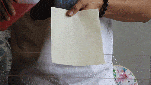 ▼喷在衣服上以后的对比 * 以上试验仅为了测试supbro的防水性.