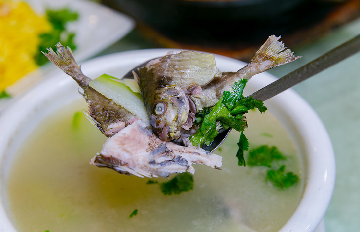 新鲜鱼仔加节瓜煮出的杂鱼汤,鱼类不讲究,重点是味道鲜甜,喝上一碗