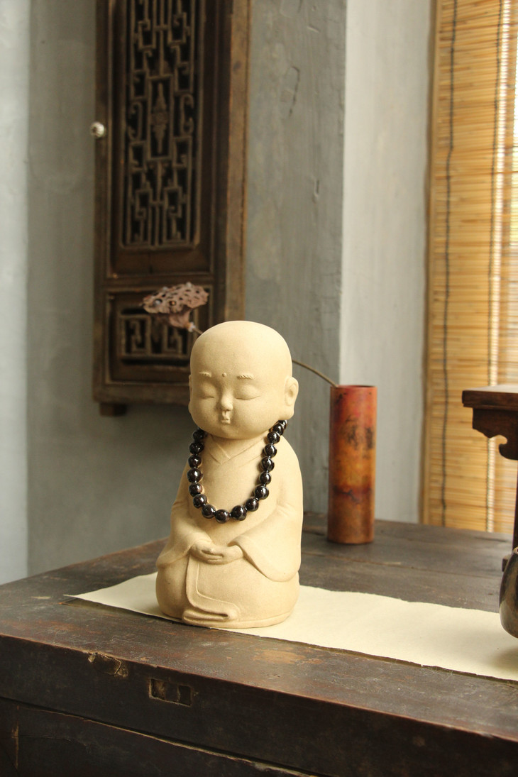 尺寸:11×12×24cm 价格:360元 静心沙弥,小沙弥静坐禅思在悟自己的