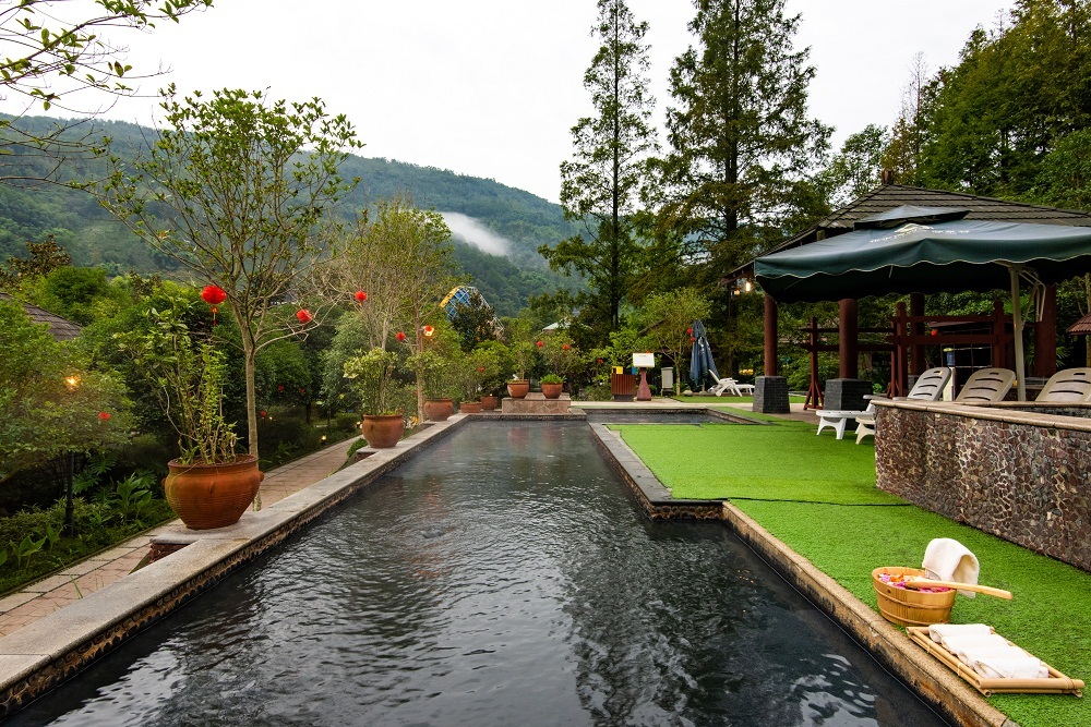 泡温泉,观西岭雪山.