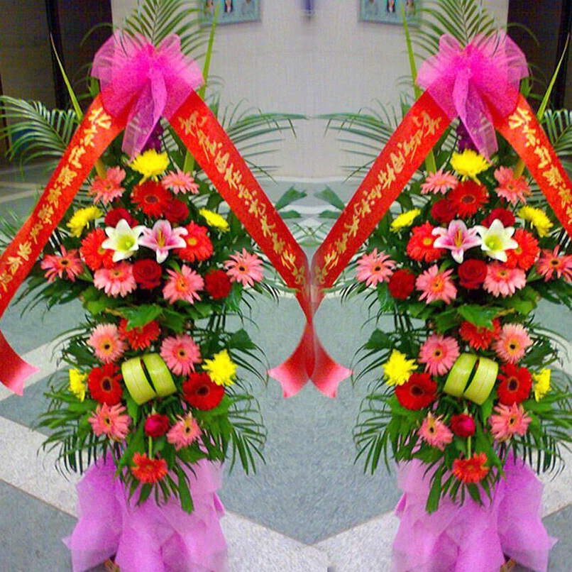 宏运当头----开业花篮一个   35朵各色弗兰，一支百合 竹制花篮(1350)