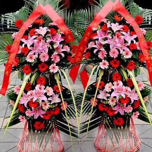 开业花篮1个---红红火火   上层2支百合，35支各色弗兰。下层1支百合，15支各色弗兰，剑兰，散尾绿叶丰满 竹制花篮(1337) 商品图0