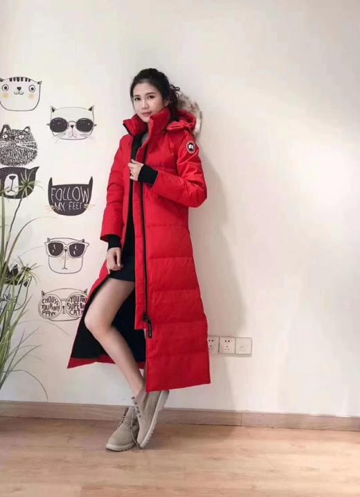 点此购买   女款 加拿大鹅 超长款羽绒服 亮 106894 商品图1