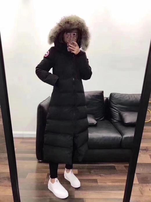点此购买   女款 加拿大鹅 超长款羽绒服 亮 106894 商品图3