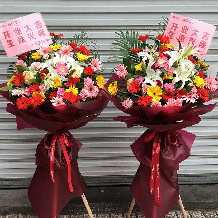 花篮 材 料:各种颜色非洲菊搭,百合,洋兰,桔梗等; 包 装:木三脚架支撑