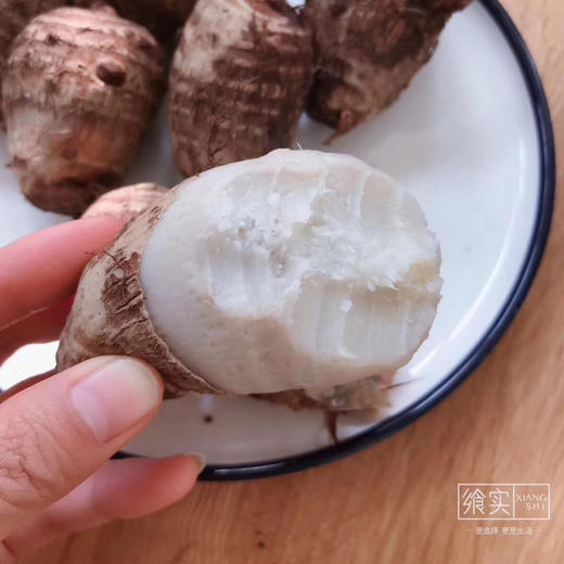 飨实®山地芋头，健康粗粮，平均海拔1800米以上的山地，气候环境好，无污染，无需农药，自然成熟，与中土地区的大棚种植有着天壤之别。个头不大，但果肉紧实，口感香糯，是全家人都适合的健康食品。 商品图6
