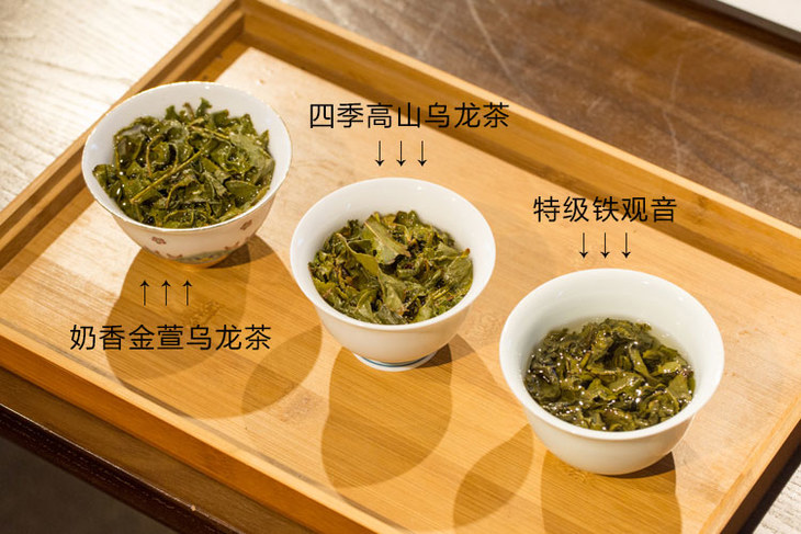 四季乌龙茶的茶汤颜色,和奶香金萱比较接近,奶香味虽然不及,但兰花