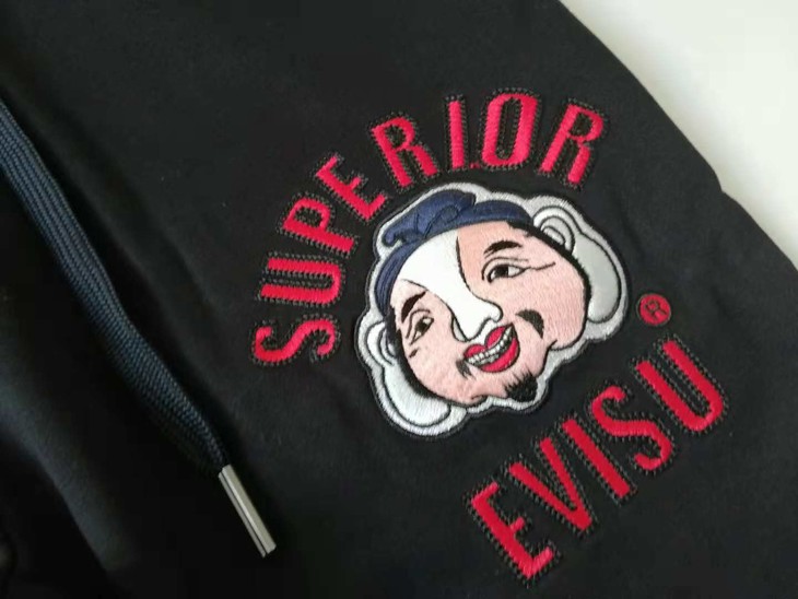 evisu 佛头刺绣运动裤前幅uperior evisu佛头图案,后幅口袋则缀以招牌