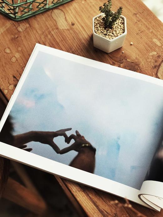 正版包邮 蜷川实花 光 原版引进 日式美学的完美诠释 摄影集 蜷川实花 摄影 日系 奈良美智 花火 果麦图书 商品图2