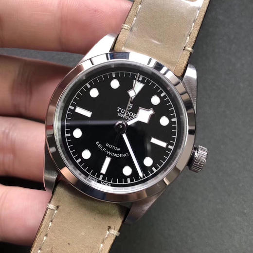 KRF Tudor Black Bay 36mm 中小手腕专用腕表（17cm腕周之内）皮带版
进口芬兰316L精钢
无色差黑色或蓝色表盘
瑞士A级 Super-LumiNova C1夜光
抛光的表圈包 商品图2