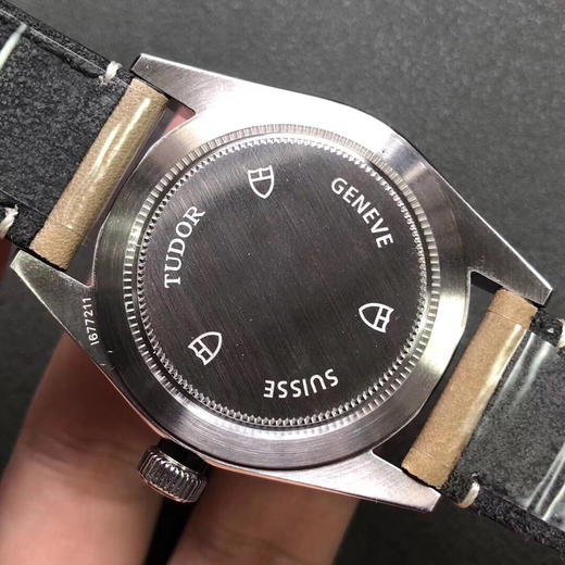 KRF Tudor Black Bay 36mm 中小手腕专用腕表（17cm腕周之内）皮带版
进口芬兰316L精钢
无色差黑色或蓝色表盘
瑞士A级 Super-LumiNova C1夜光
抛光的表圈包 商品图6