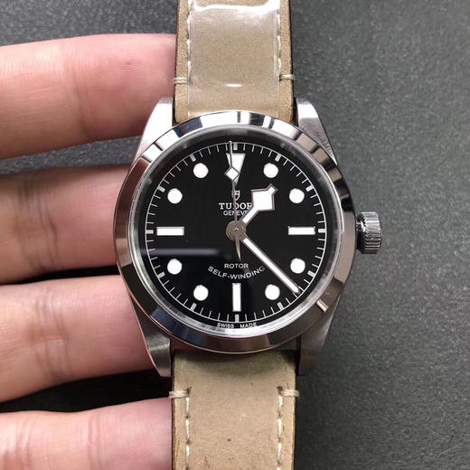 KRF Tudor Black Bay 36mm 中小手腕专用腕表（17cm腕周之内）皮带版
进口芬兰316L精钢
无色差黑色或蓝色表盘
瑞士A级 Super-LumiNova C1夜光
抛光的表圈包 商品图0