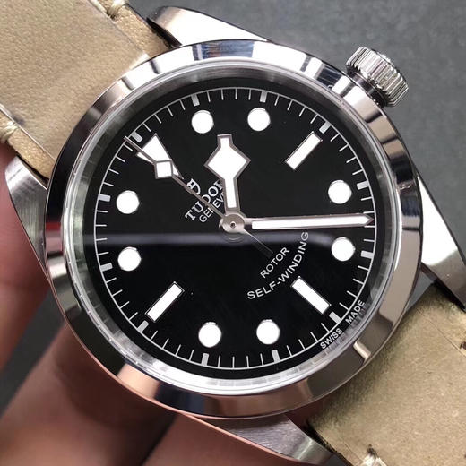 KRF Tudor Black Bay 36mm 中小手腕专用腕表（17cm腕周之内）皮带版
进口芬兰316L精钢
无色差黑色或蓝色表盘
瑞士A级 Super-LumiNova C1夜光
抛光的表圈包 商品图3