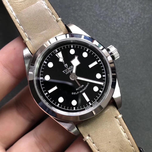 KRF Tudor Black Bay 36mm 中小手腕专用腕表（17cm腕周之内）皮带版
进口芬兰316L精钢
无色差黑色或蓝色表盘
瑞士A级 Super-LumiNova C1夜光
抛光的表圈包 商品图1