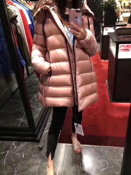 点此购买  女款 Moncler 小A娃娃版鹅绒羽绒服  亮 109935 商品图0