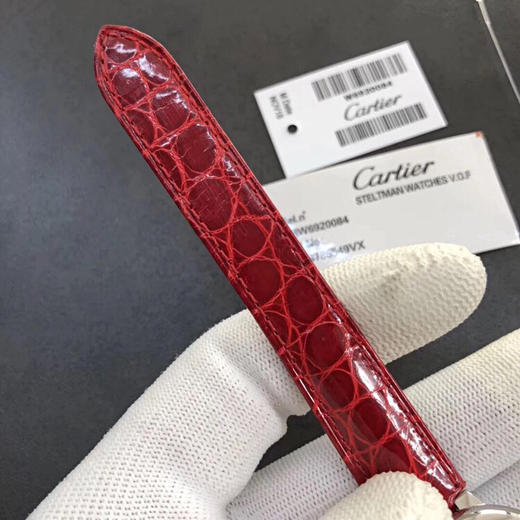    卡地亚蓝气球系列 新年中国红🇨🇳 中号33mm 瑞士石英机芯 蓝宝石镜面，鳄鱼纹牛皮表带蓝宝石镜面，认准独家品质，不断的升级修改 更一步的接近正品「1970621603」 商品图7
