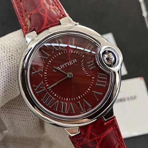   卡地亚蓝气球系列 新年中国红🇨🇳 中号33mm 瑞士石英机芯 蓝宝石镜面，鳄鱼纹牛皮表带蓝宝石镜面，认准独家品质，不断的升级修改 更一步的接近正品「1970621603」 商品图3